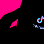 NRJ et TikTok viennent de s’associer pour lancer une radio digitale commune: Cette radio qui vient d’être lancée permet d’être toujours au fait des dernières tendances musicales et trends du moment.